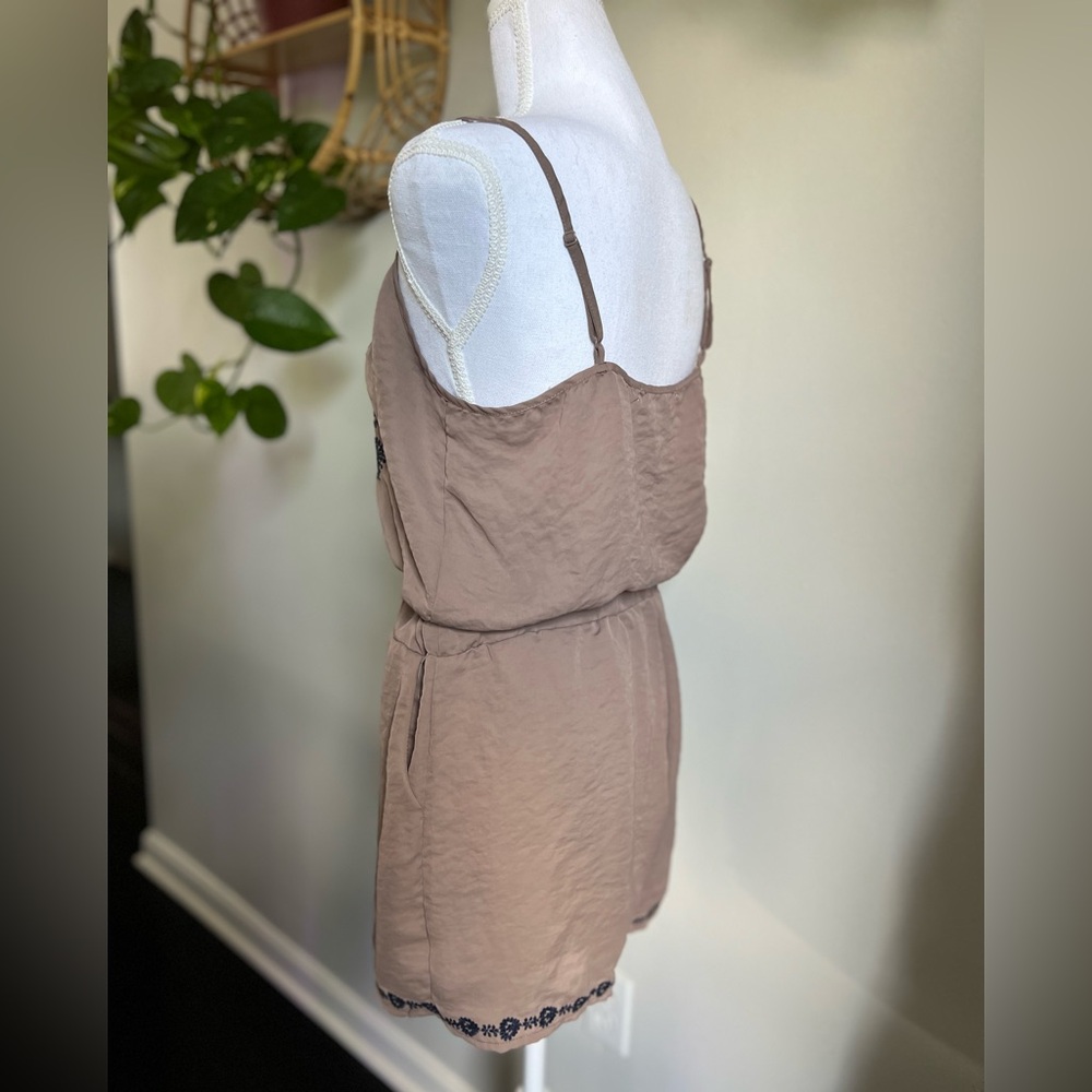 Embroidered romper - Picture 2 of 4